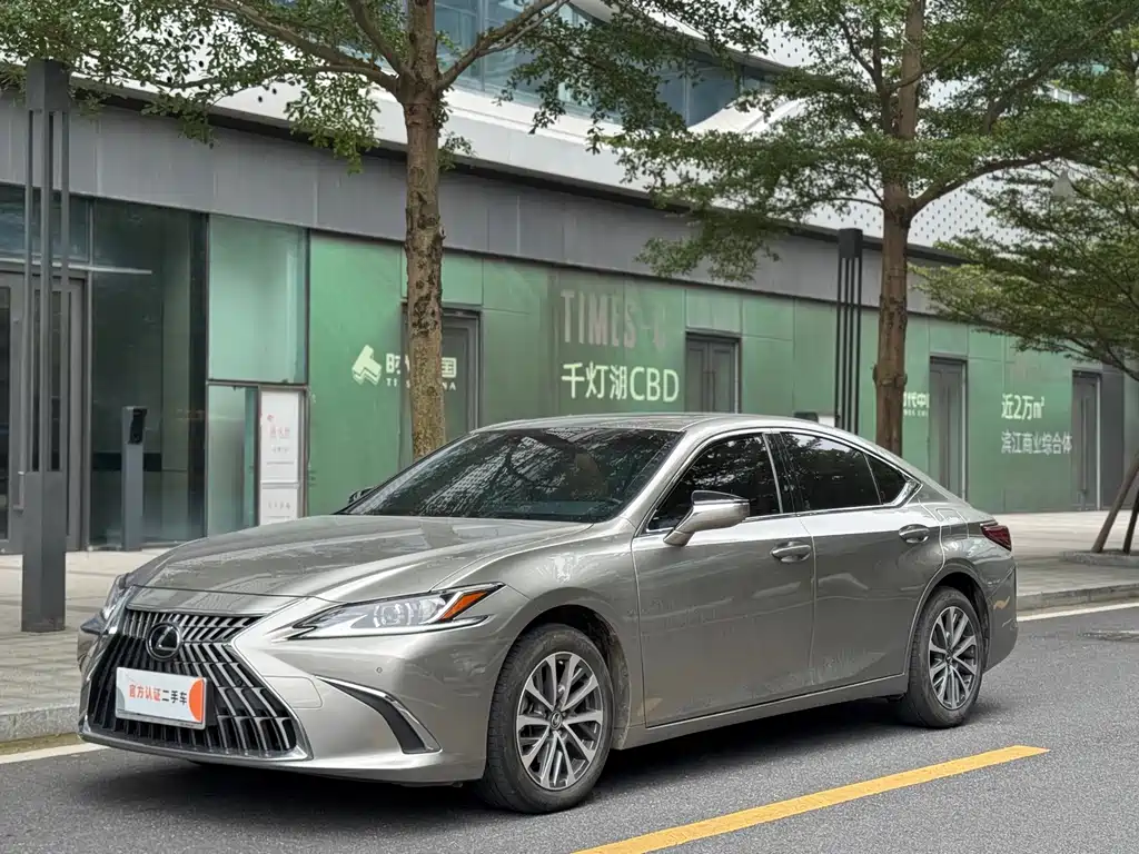 Lexus ES 2022 — фото 1