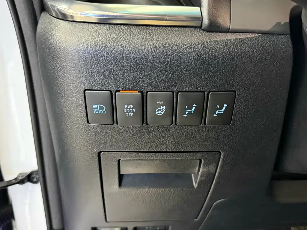 Toyota Vellfire 2022 — фото 8
