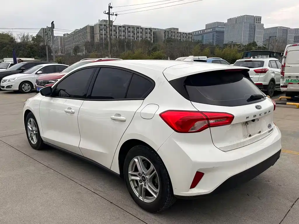 Ford Focus 2019 — фото 11