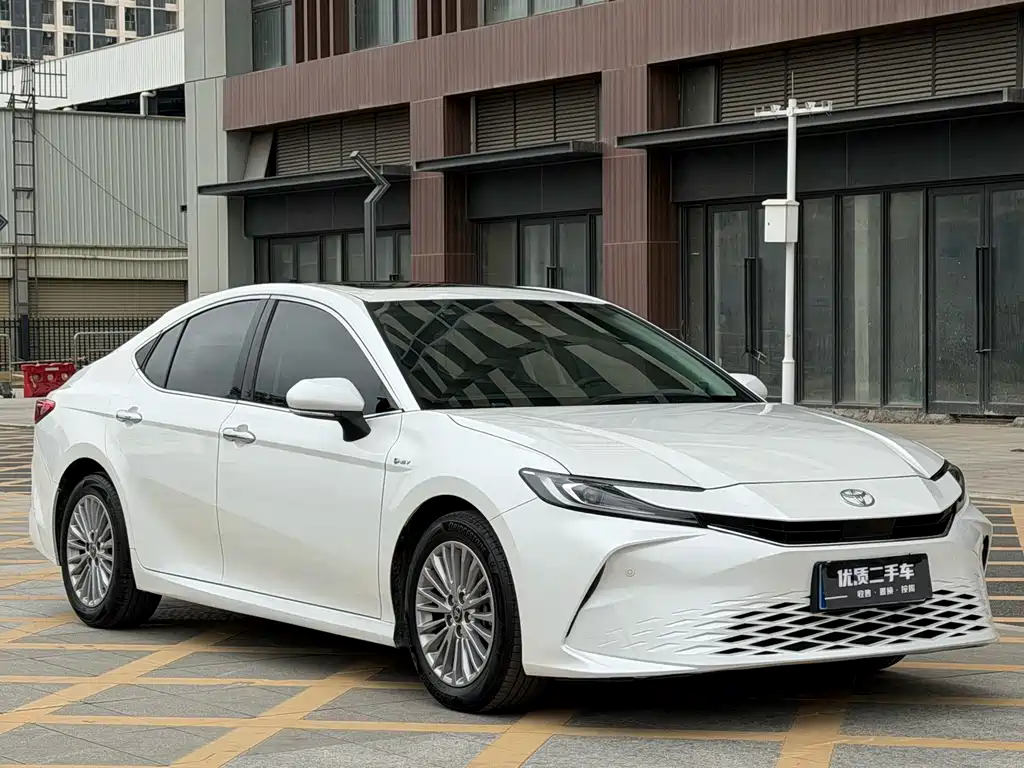 Toyota Camry 2024 — фото 3