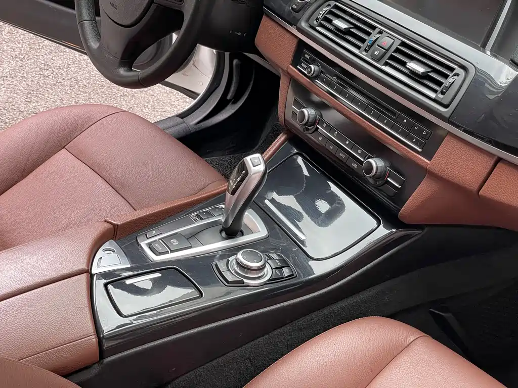BMW 5 Series 2015 — фото 16