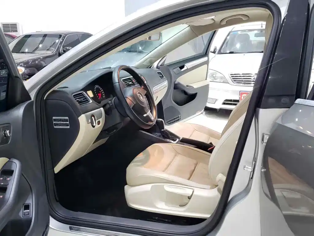 Volkswagen Sagitar 2014