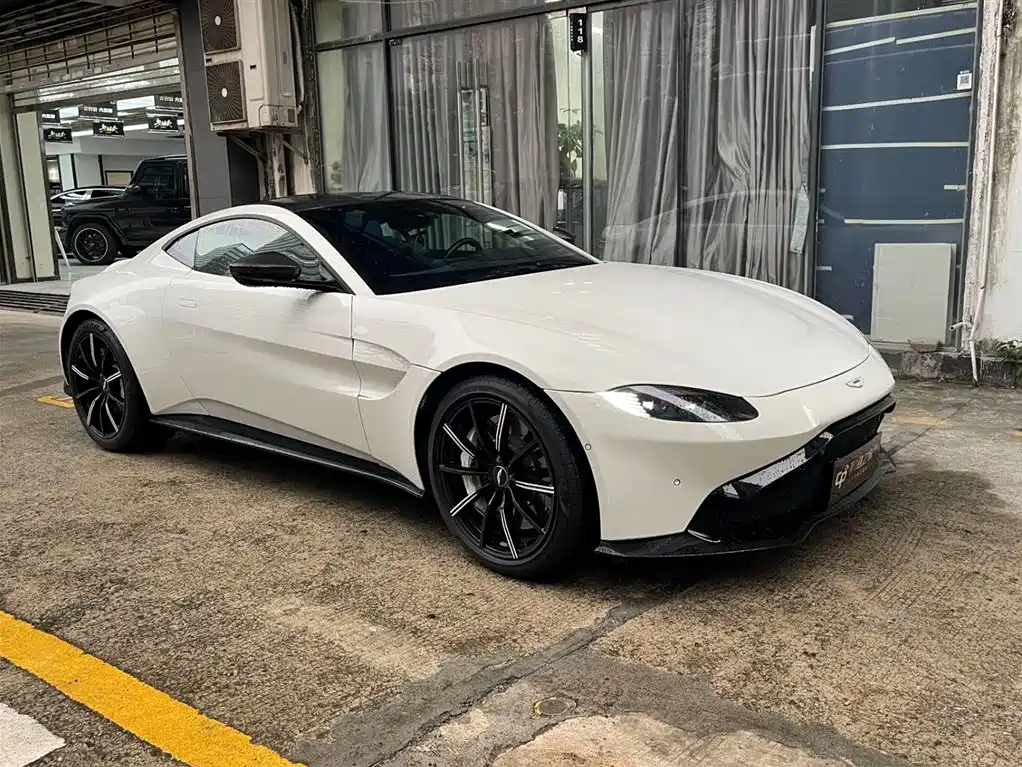 Aston Martin V8 Vantage 2019 — фото 3