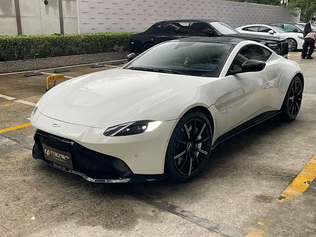 Aston Martin V8 Vantage 2019 — фото 1