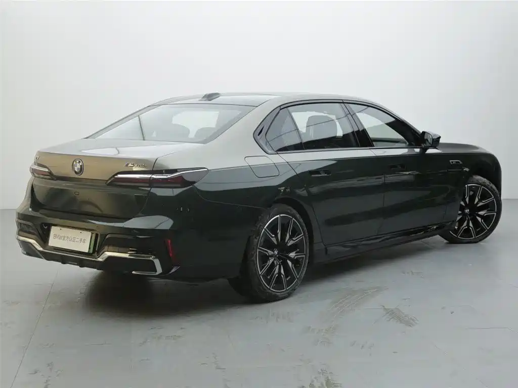 BMW i7 M70L 2023 — фото 4