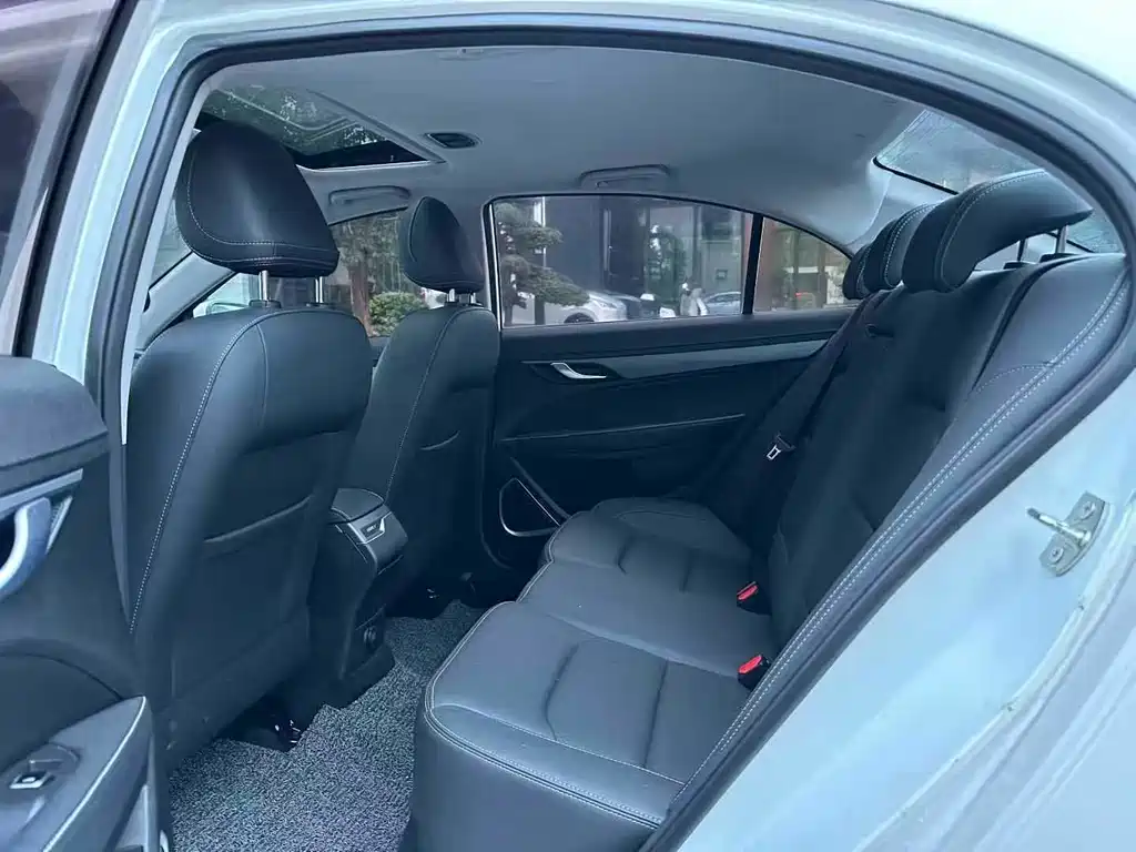 Geely Emgrand 2021