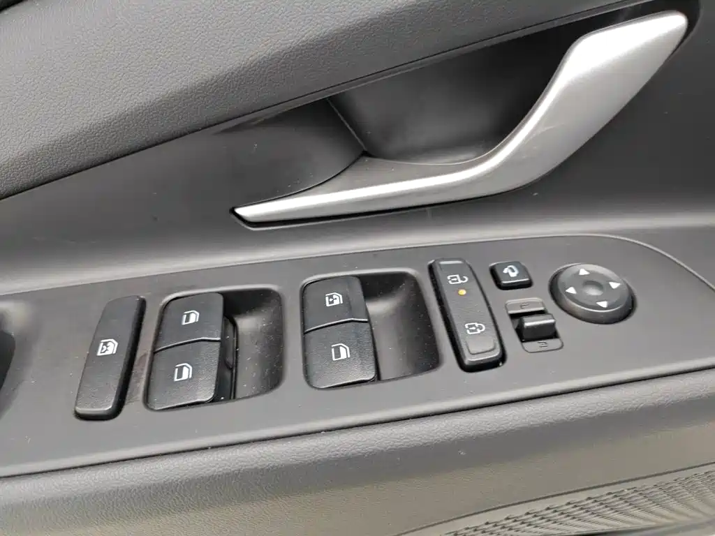 Hyundai Elantra 2023 — фото 9
