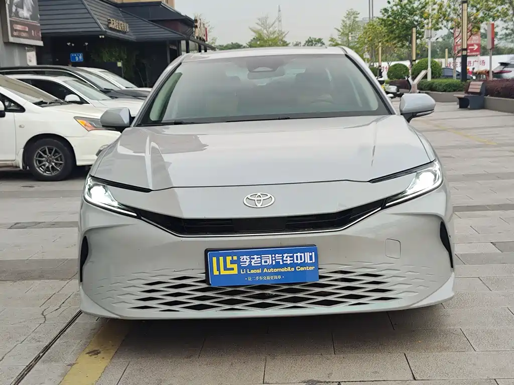 Toyota Camry 2025 — фото 2