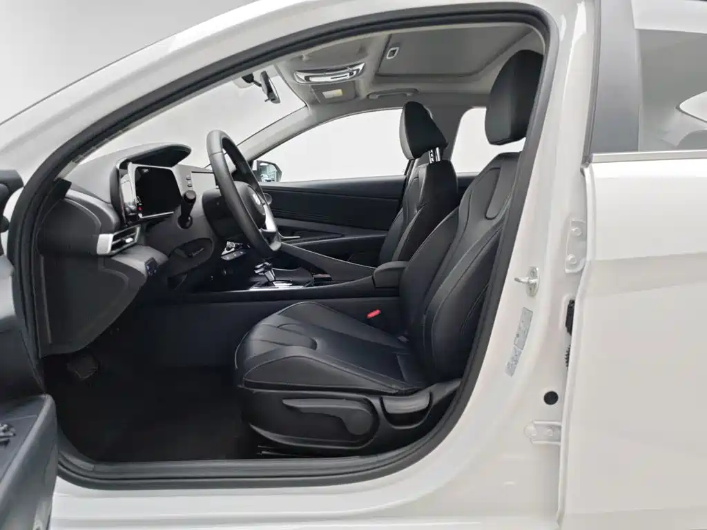 Hyundai Elantra 2023 — фото 10