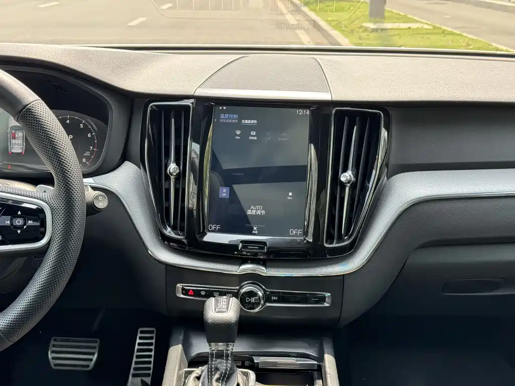Volvo XC60 2018 — фото 9
