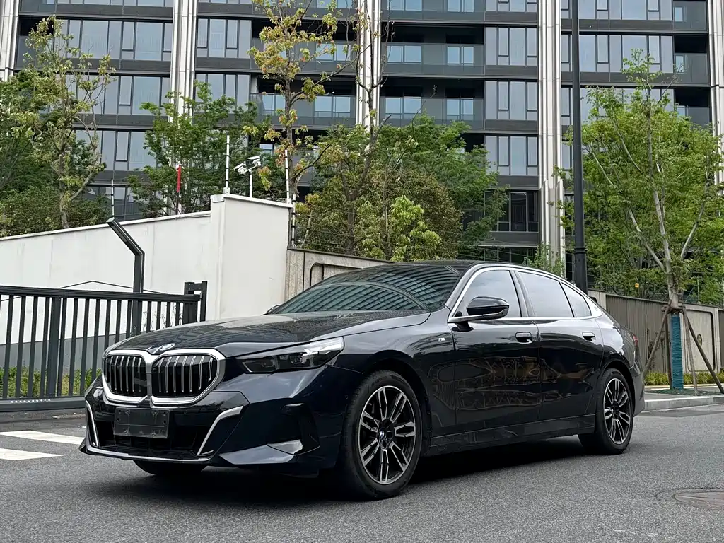 BMW 5 Series 2024 — фото 1