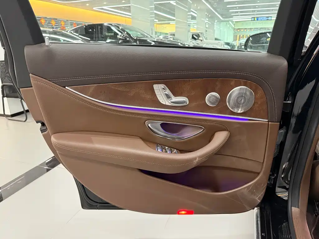 Mercedes-Benz E-Class 2022 — фото 13