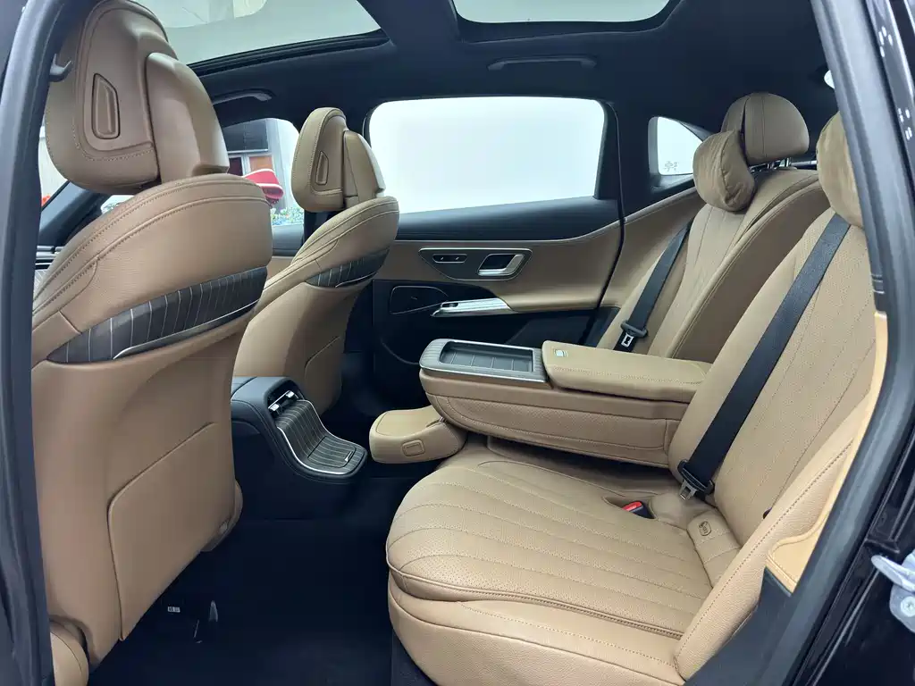 Mercedes-Benz E-Class 2025 — фото 10