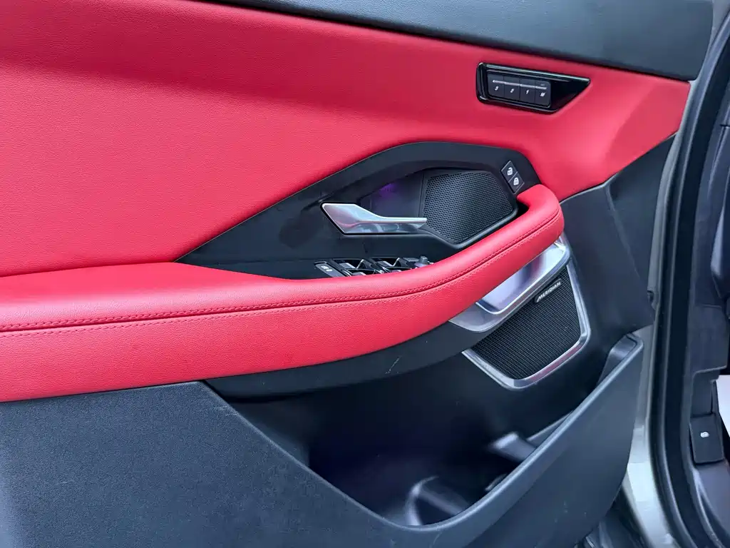 Jaguar E-PACE 2023 — фото 9