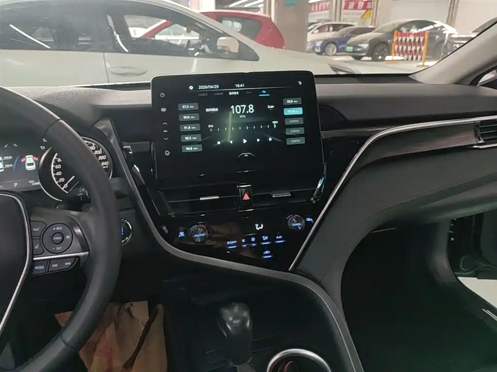 Toyota Camry 2021 — фото 13
