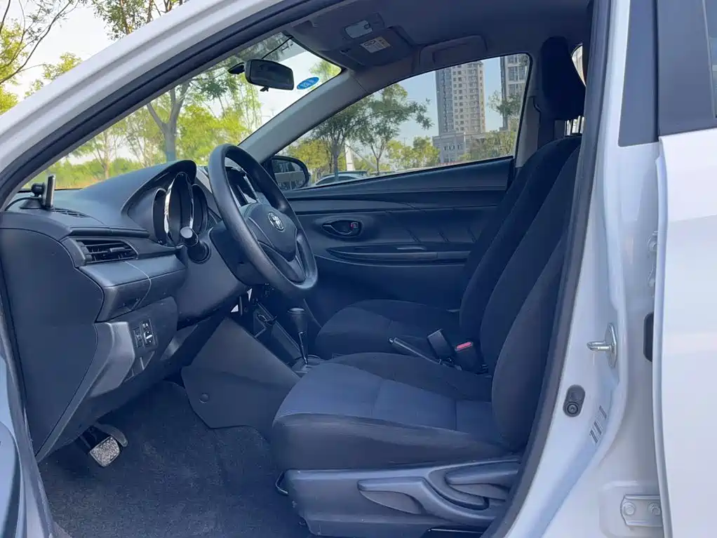 Toyota Yaris L 2017 — фото 11
