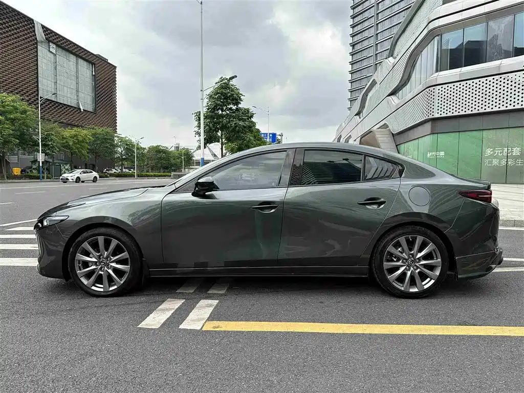 Mazda 3 Axela 2022 — фото 10
