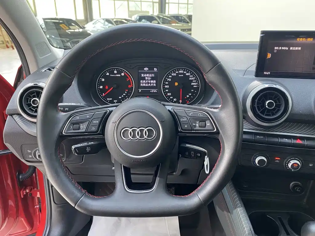 Audi Q2L 2023 — фото 10