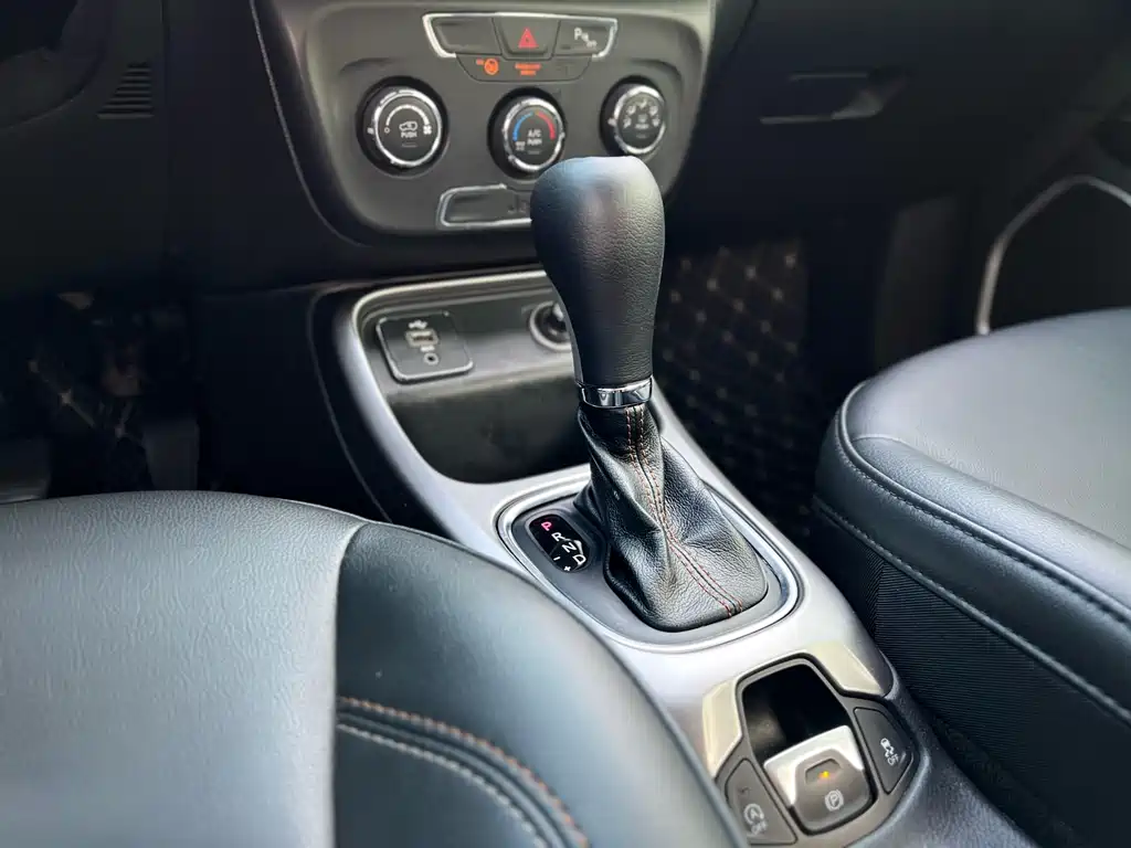 Jeep Compass 2017 — фото 14