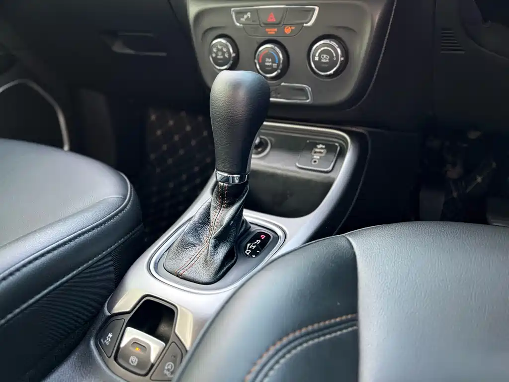 Jeep Compass 2017 — фото 29