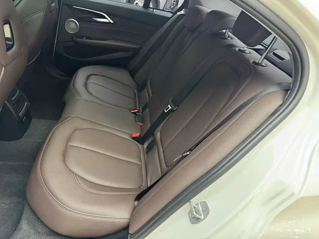 BMW 1 Series 2023 — фото 15