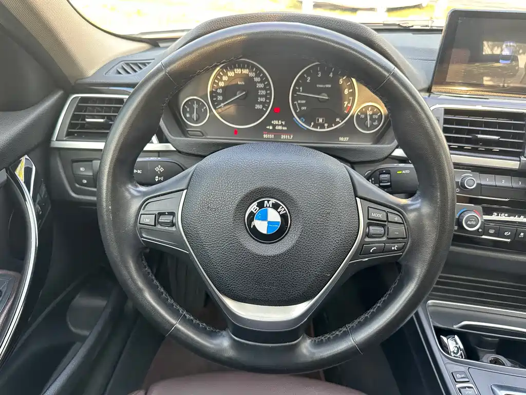 BMW 3 Series 2018 — фото 17