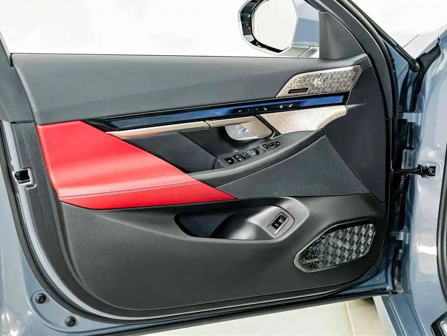 BMW 5 Series 2025 — фото 18