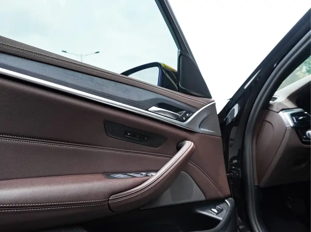 BMW 5 Series 2023 — фото 11