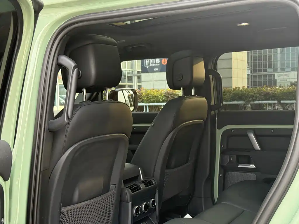 Land Rover Defender 2023 — фото 18