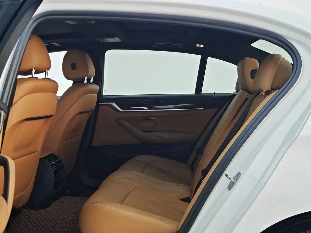 BMW 5 Series 2019 — фото 10