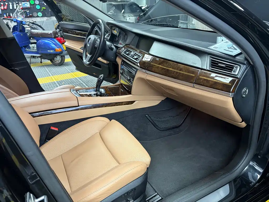 BMW 7 Series 2011 — фото 19