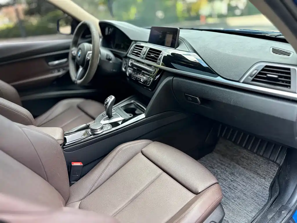 BMW 3 Series 2018 — фото 10