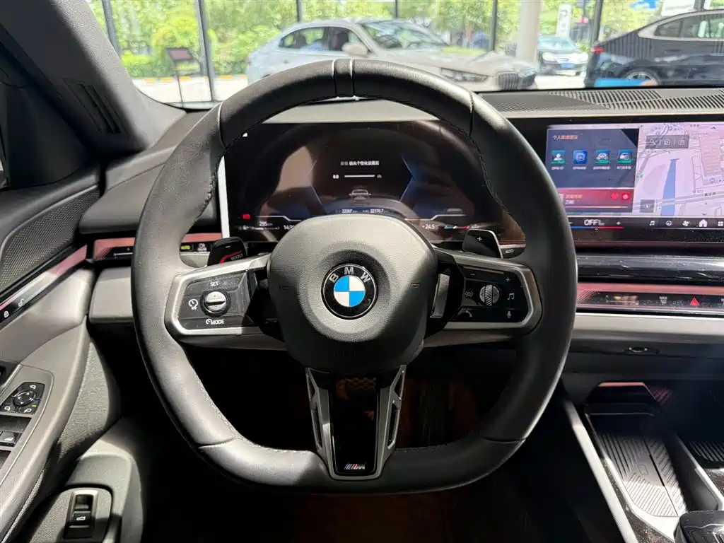 BMW 5 Series 2025 — фото 16
