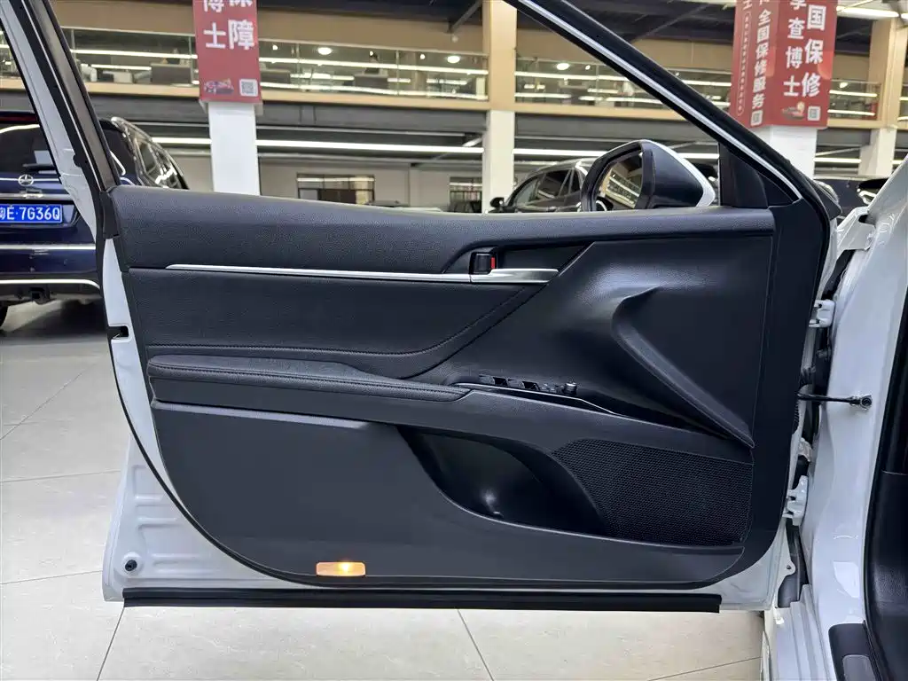 Toyota Camry 2023 — фото 13