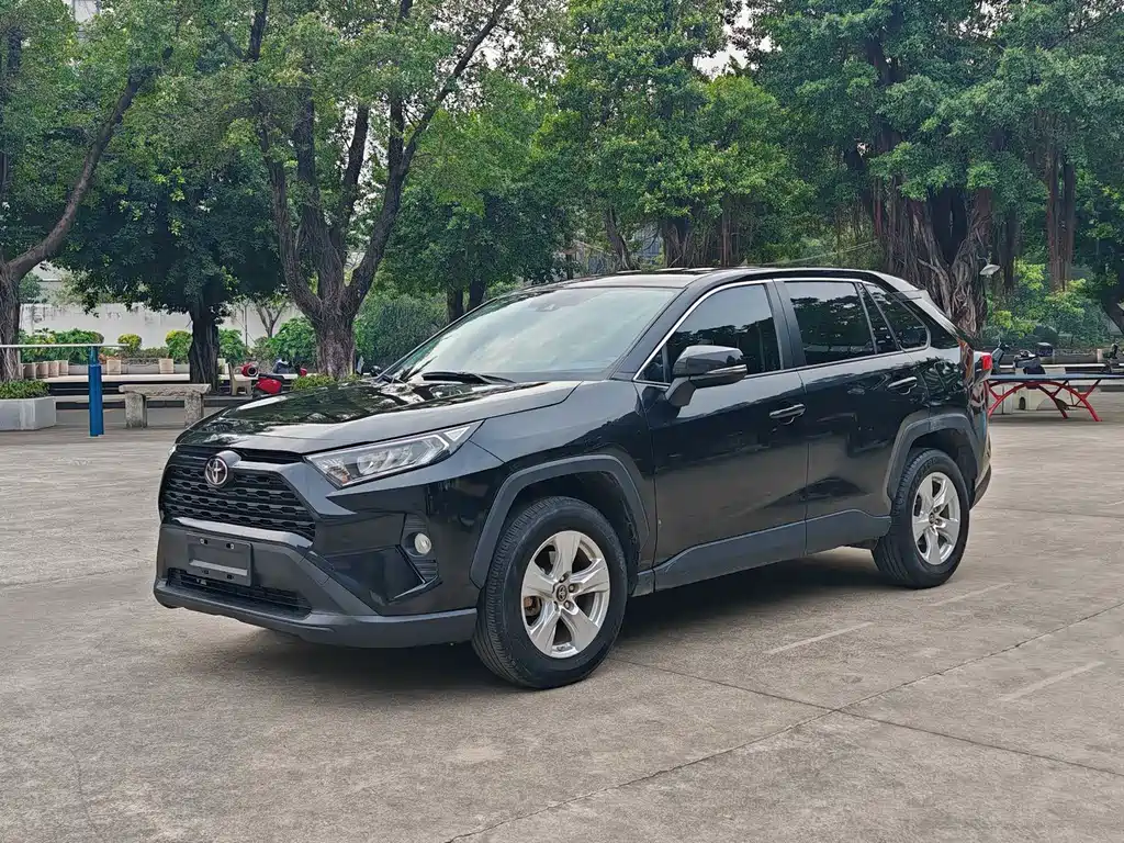 Toyota RAV4 2023 — фото 1
