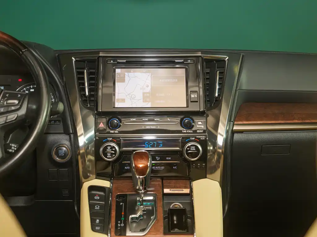Toyota Alphard 2017 — фото 19