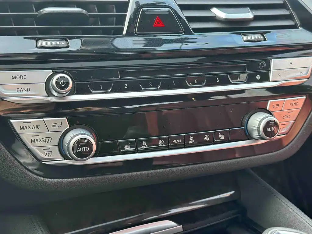 BMW 5 Series 2019 — фото 15