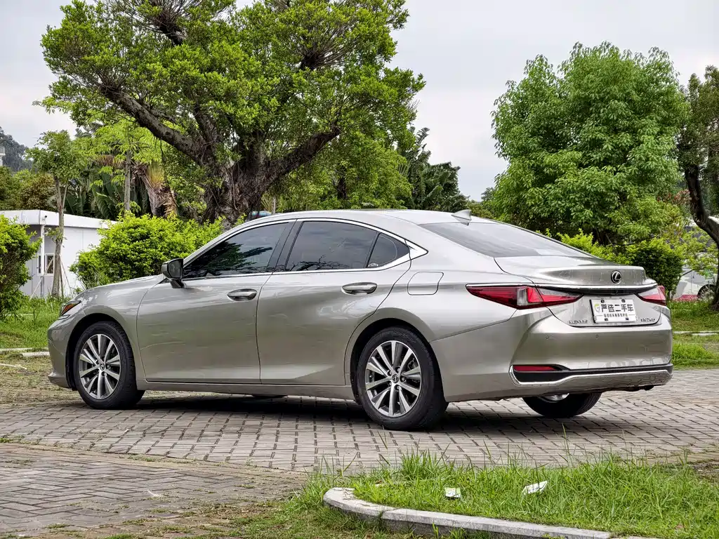 Lexus ES 2019 — фото 9
