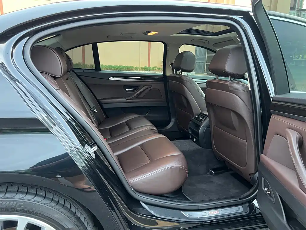BMW 5 Series 2017 — фото 12