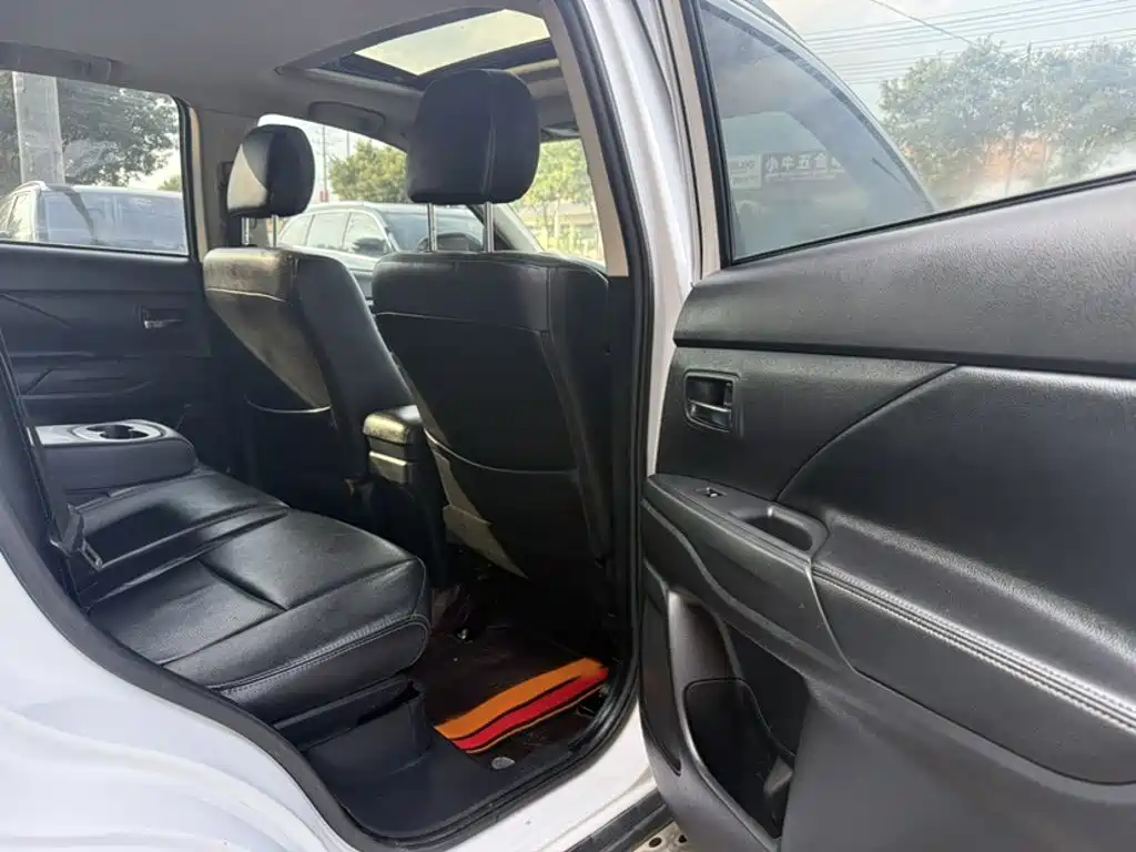Mitsubishi Outlander 2018 — фото 10