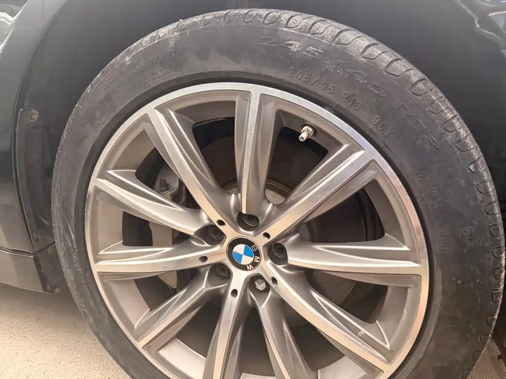 BMW 5 Series 2018 — фото 16