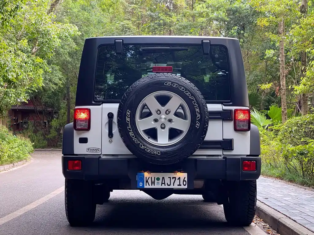 Jeep Wrangler 2011 — фото 3