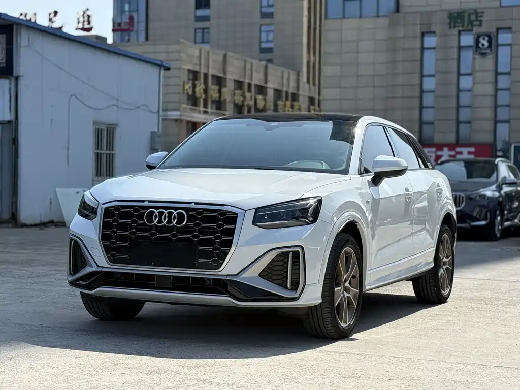Audi Q2L 2022 — фото 1