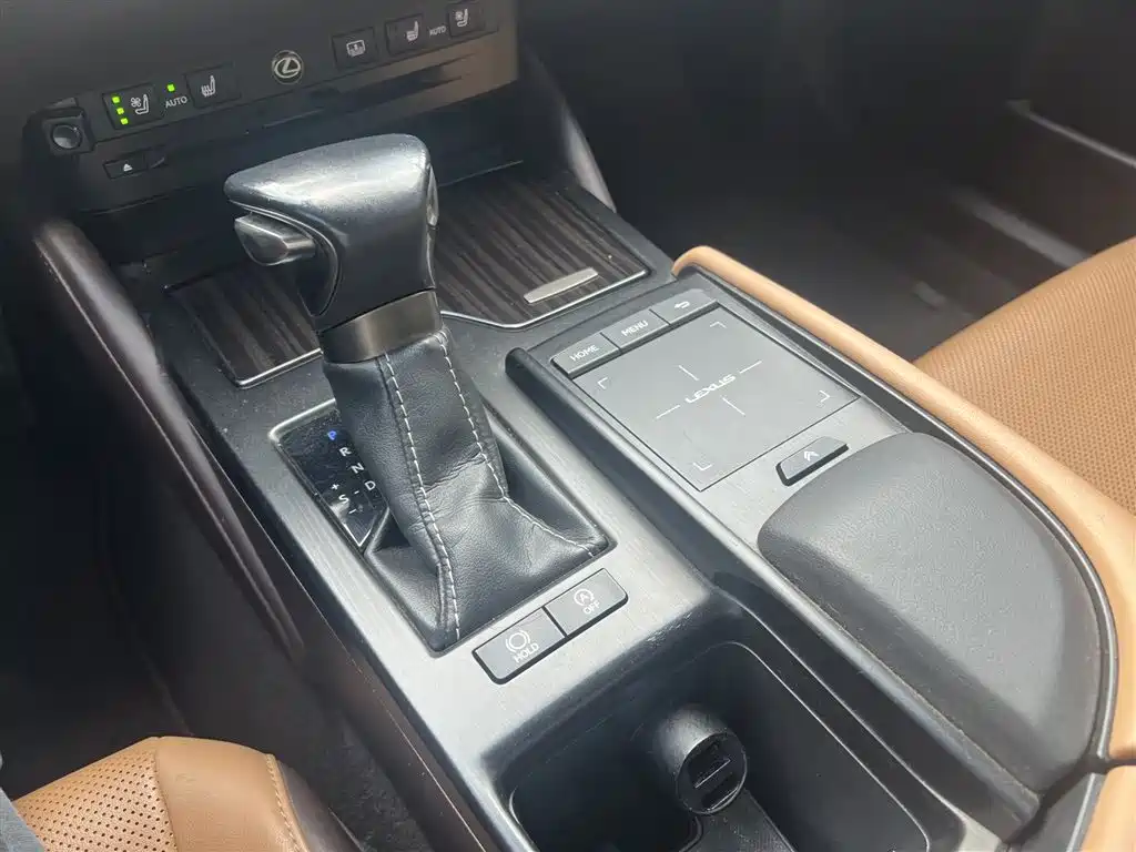 Lexus ES 2019 — фото 10