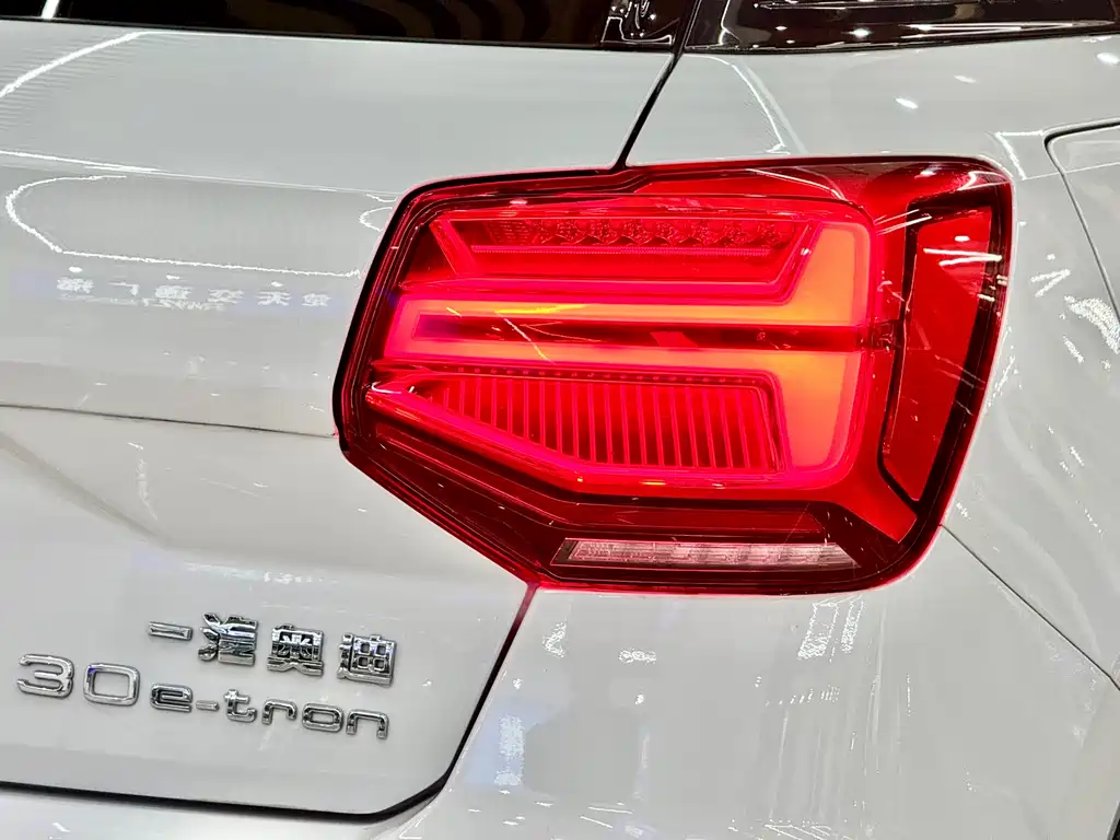 Audi Q2L e-tron 2021 — фото 6
