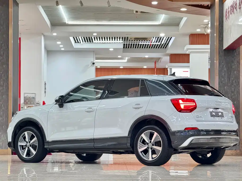 Audi Q2L e-tron 2021 — фото 8
