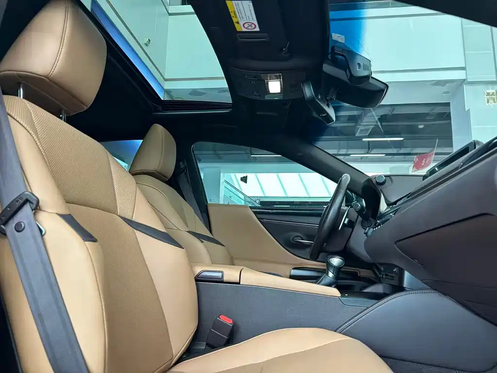 Lexus ES 2019 — фото 13