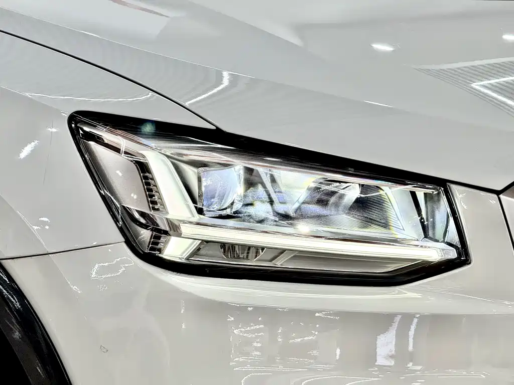 Audi Q2L e-tron 2021 — фото 5