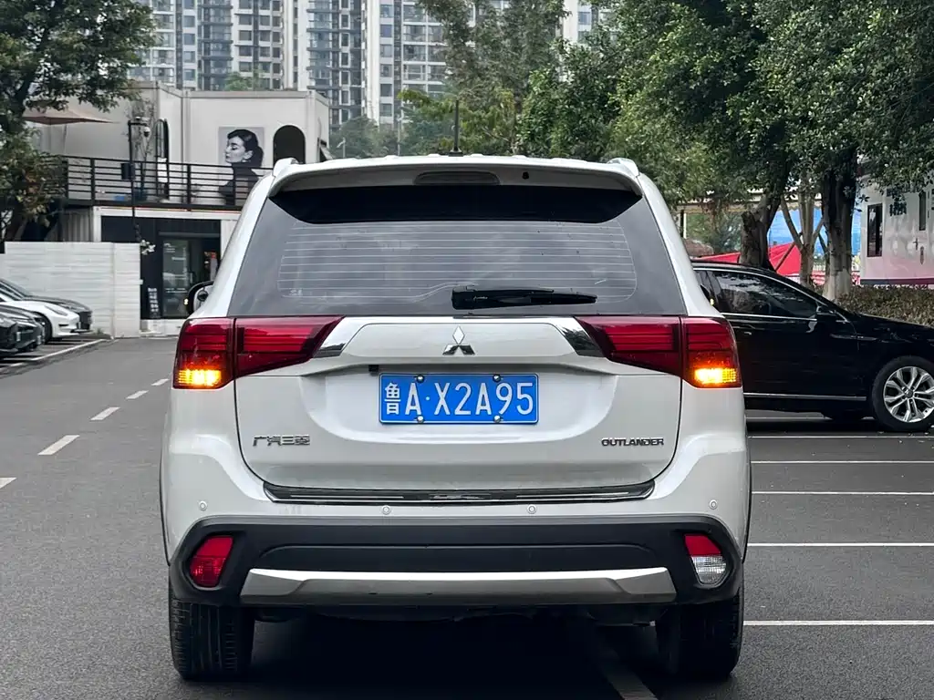 Mitsubishi Outlander 2017 — фото 3