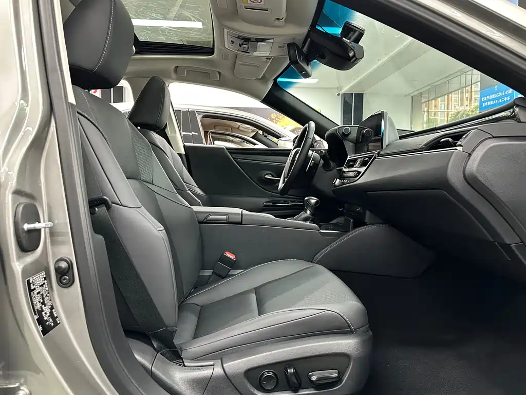 Lexus ES 2021 — фото 16
